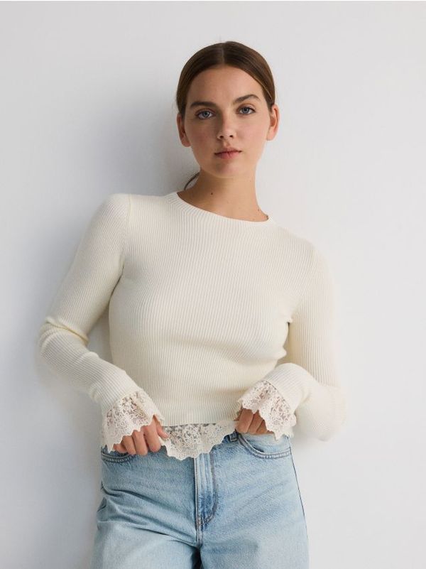 Reserved Reserved - Čipkana obrubljena bluza - boja kože