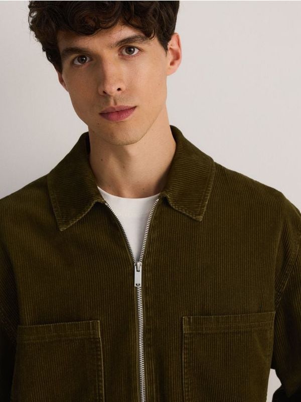 Reserved Reserved - Comfort fit košulja od rebrastog baršuna - prljavozeleno