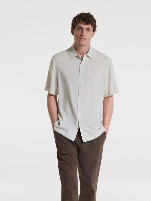 Reserved Reserved - Comfort fit košulja s visokim udjelom liocelnih vlakana - bež