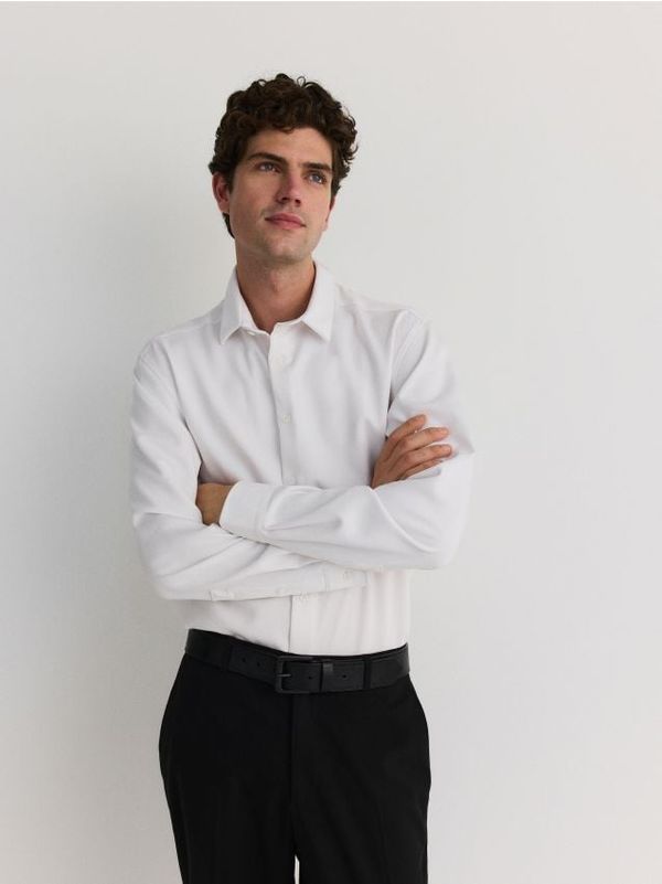 Reserved Reserved - Comfort košulja s visokim udjelom viskoze - bijela