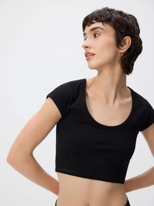 Reserved Reserved - Crop top s visokim udjelom pamuka - crno