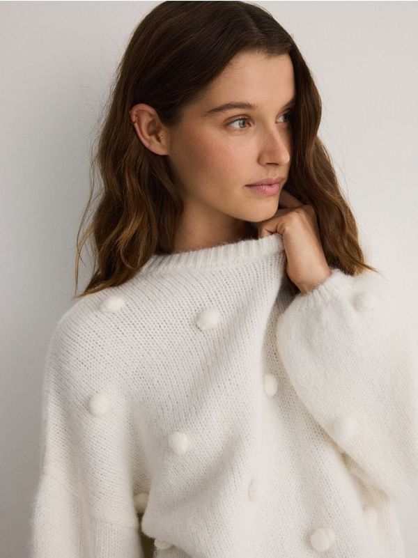 Reserved Reserved - Džemper s aplikacijom - krem