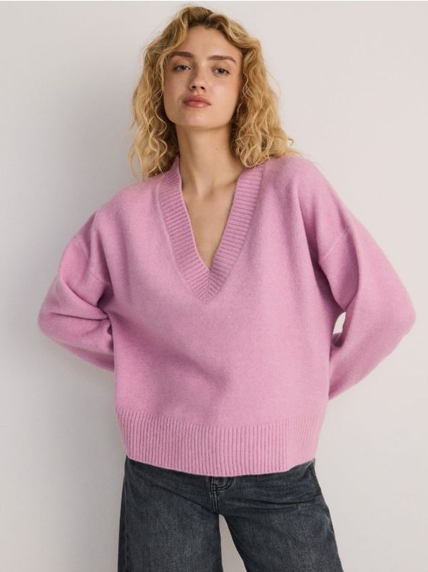 Reserved Reserved - Džemper s dubokim V-izrezom - roza