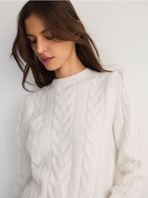 Reserved Reserved - Džemper s uzorkom pletenica - boja kože