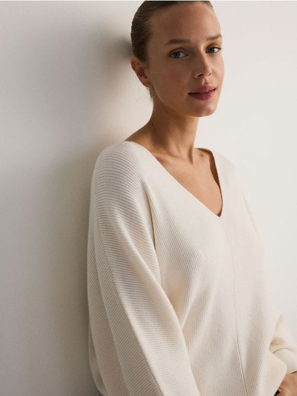 Reserved Reserved - Džemper s visokim udjelom viskoze - boja kože