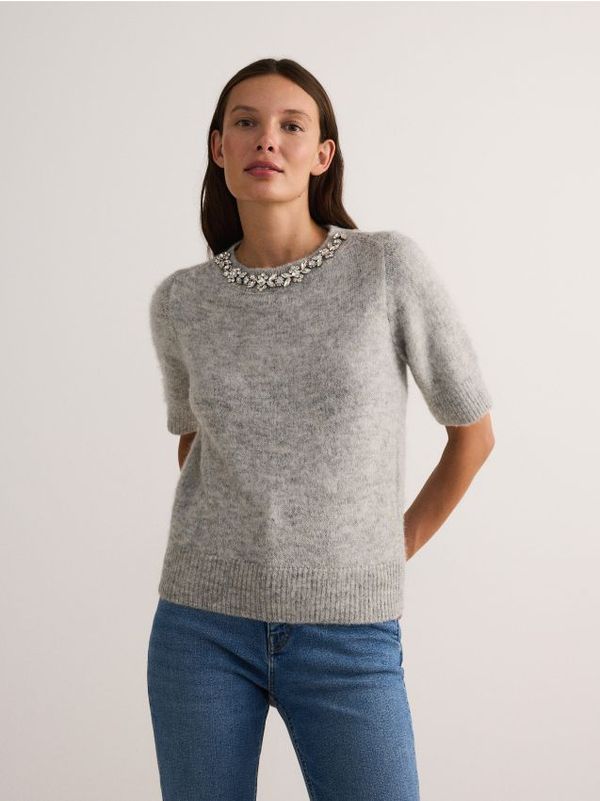 Reserved Reserved - Džemper ukrašen nakitom - srednjesivo