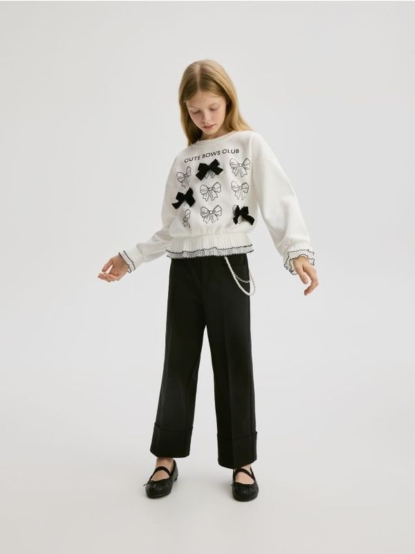 Reserved Reserved - Elegantne hlače izglačane na crtu - crno