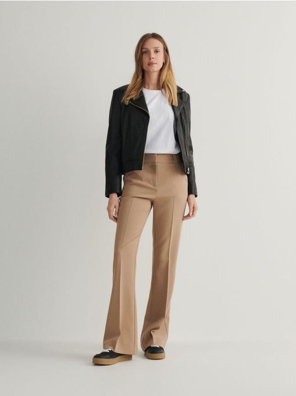 Reserved Reserved - Flare hlače izglačane na crtu - bež