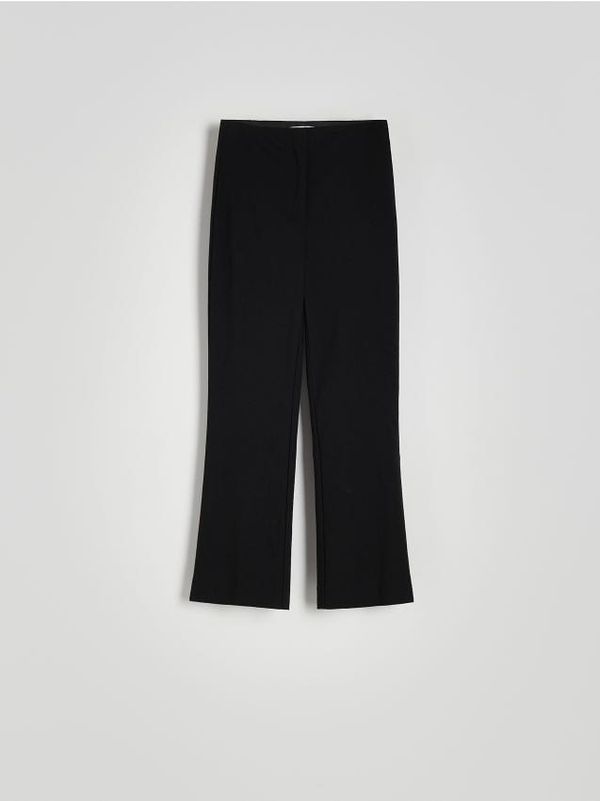 Reserved Reserved - Flare hlače s prorezima - crno