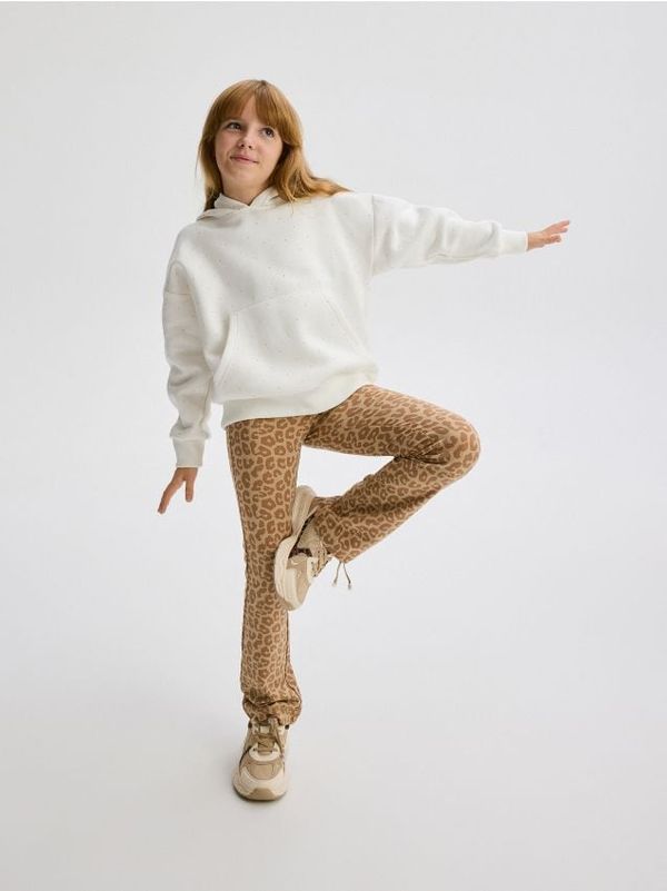 Reserved Reserved - Flare hlače s uzorkom - bež