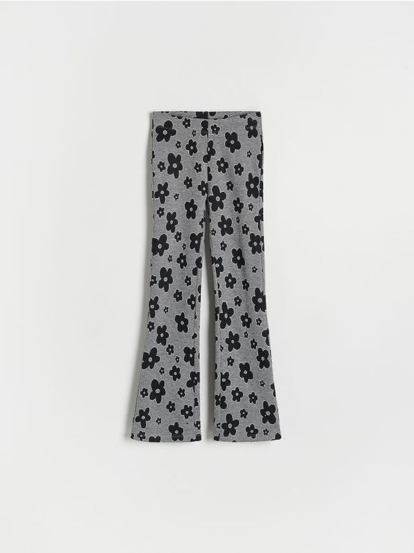 Reserved Reserved - Flare hlače s uzorkom - tamnosivo