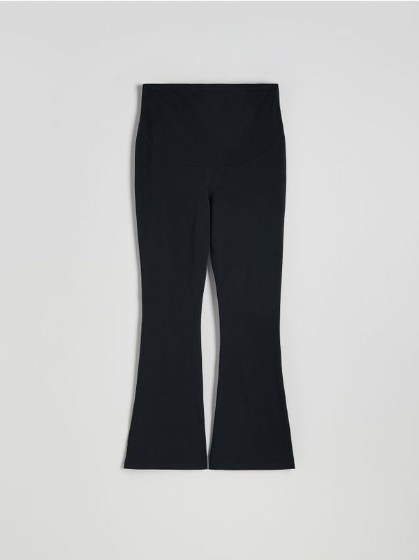 Reserved Reserved - Flare hlače s visokim udjelom pamuka - crno