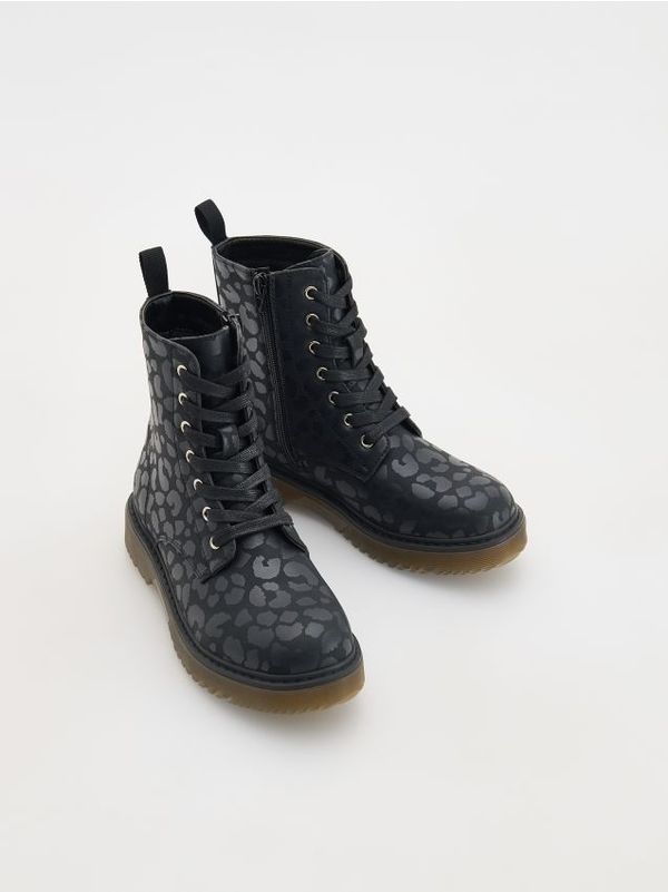 Reserved Reserved - Gležnjače sa životinjskim uzorkom - tamnosivo