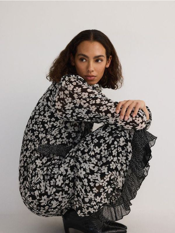 Reserved Reserved - Haljina od šifona s volanima - šaren