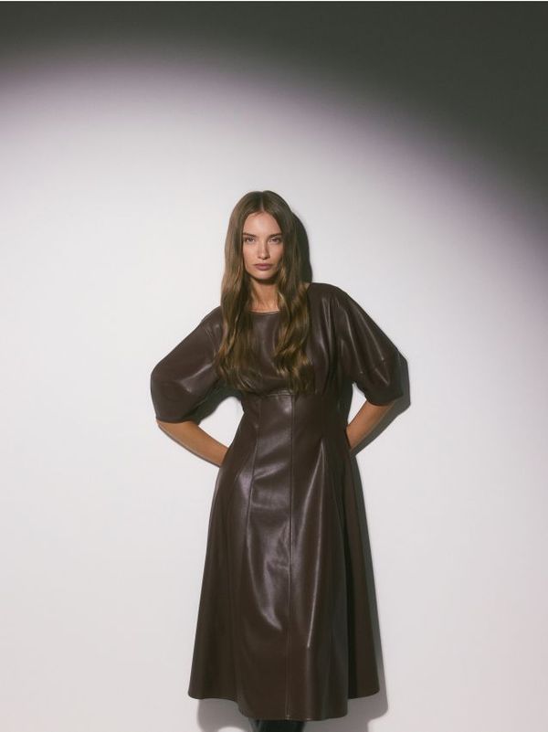 Reserved Reserved - Haljina od umjetne kože - smeđi