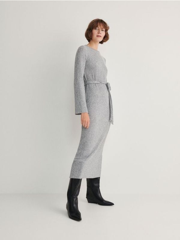Reserved Reserved - Haljina od žerseja s pojasom za vezanje oko struka - light grey