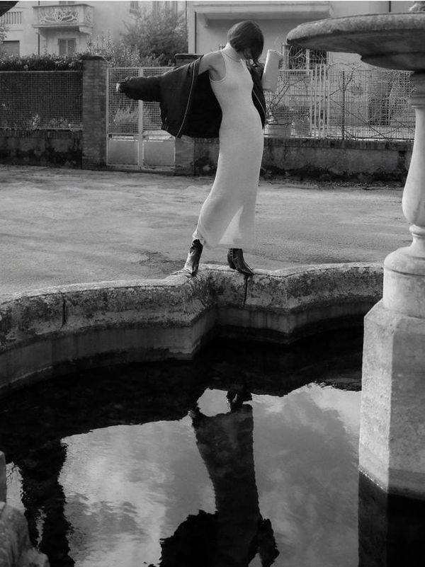 Reserved Reserved - Haljina s metalik nitima - srebrna