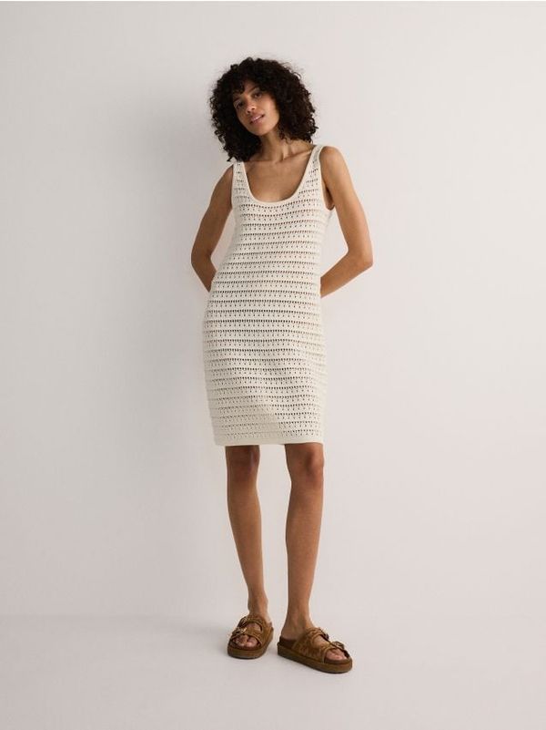 Reserved Reserved - Haljina s rupičastim vezom - krem