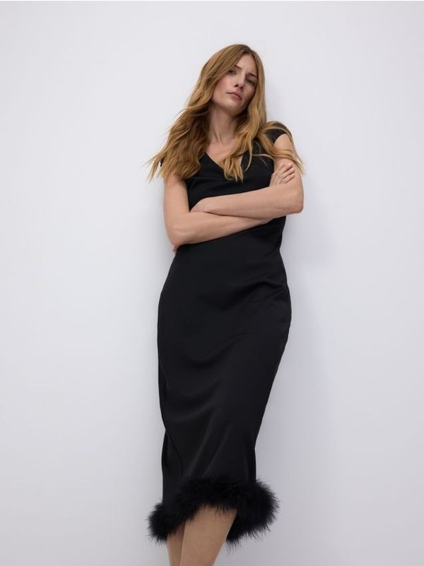 Reserved Reserved - Haljina s ukrasnim umjetnim perjem - crno