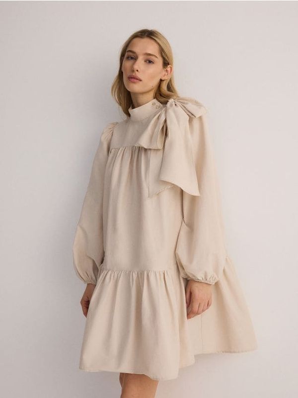 Reserved Reserved - Haljina s ukrasnim vezanjem - boja pšenice