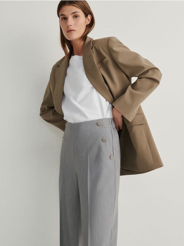 Reserved Reserved - Hlače cigareta kroja s gumbima - light grey