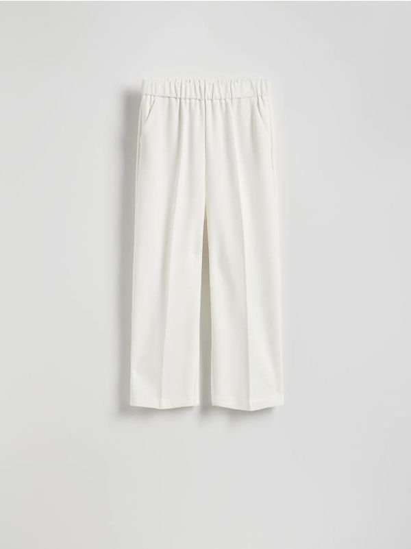 Reserved Reserved - Hlače izglačane na crtu - krem