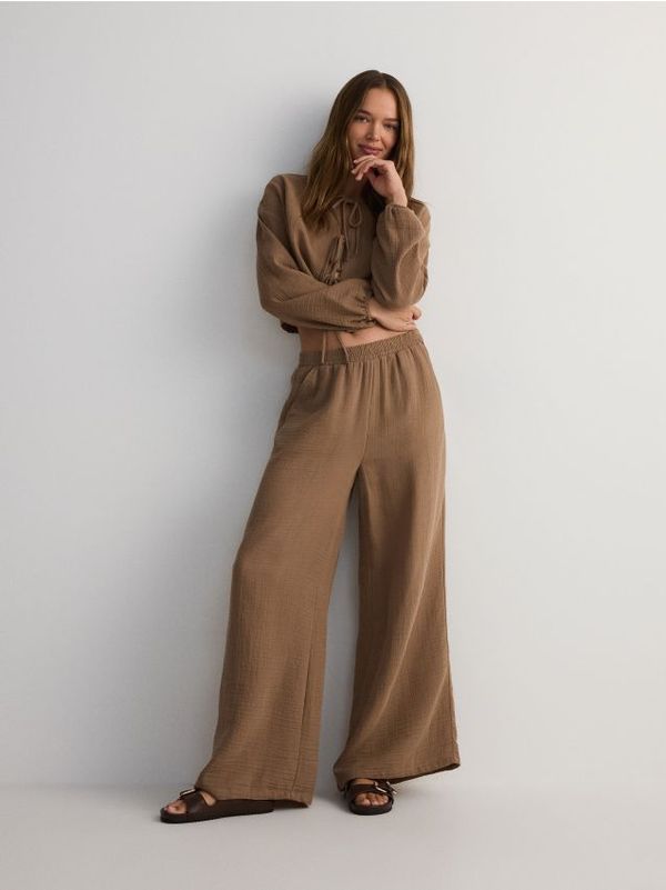 Reserved Reserved - Hlače od muslina - zlatnosmeđe