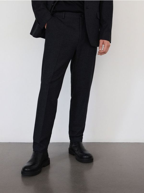 Reserved Reserved - Hlače od odijela izglačane na crtu - tamnosivo