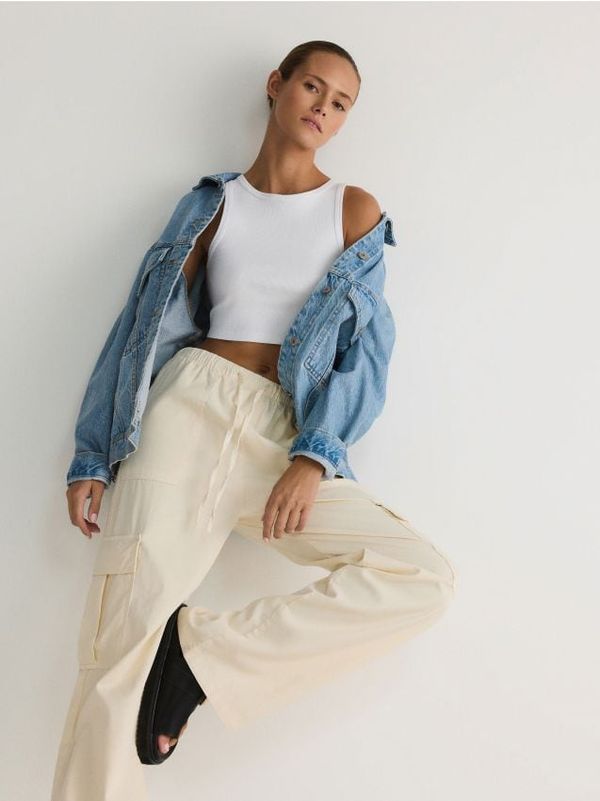 Reserved Reserved - Hlače s cargo džepovima - krem