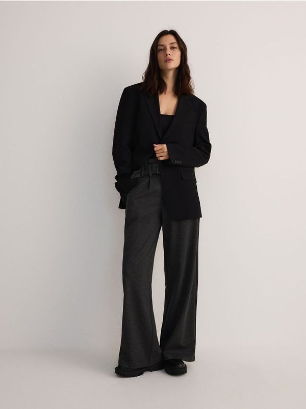 Reserved Reserved - Hlače sa širokim nogavicama i pojasom - tamnosivo