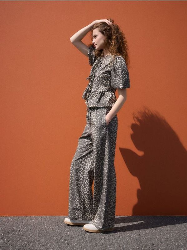 Reserved Reserved - Hlače širokih nogavica sa životinjskim printom - šaren