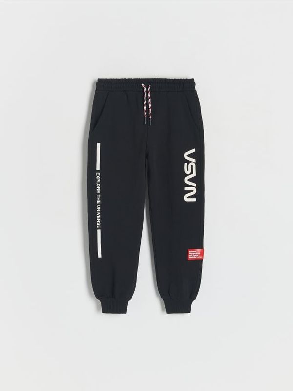 Reserved Reserved - Jogger hlače NASA - crno