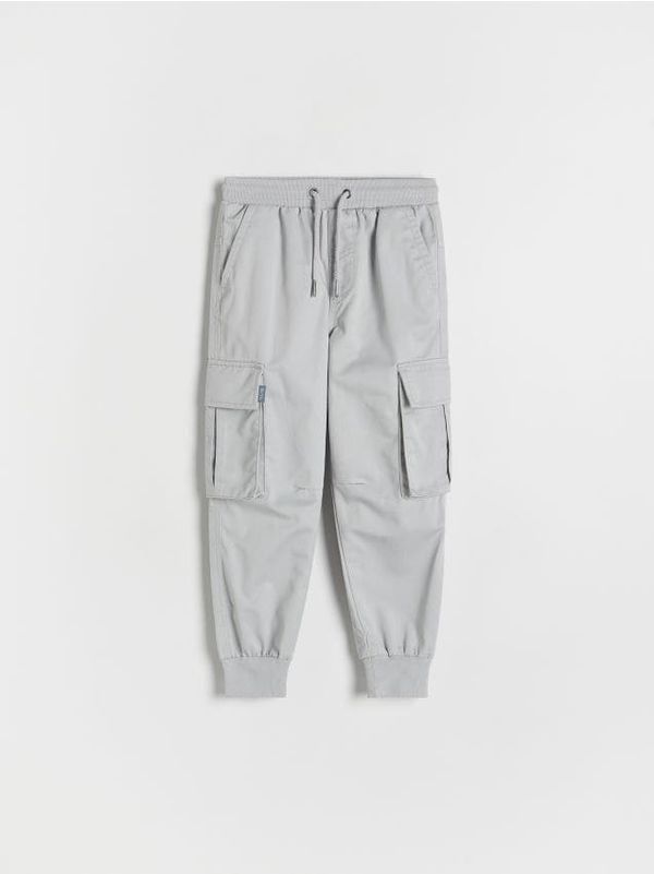 Reserved Reserved - Jogger hlače s džepovima - svijetlo siva