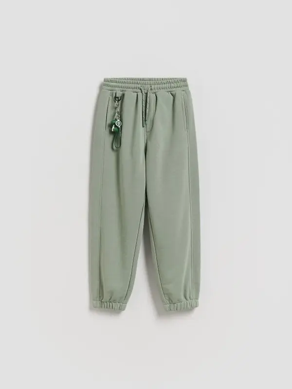 Reserved Reserved - Jogger hlače s privjeskom - svjetlozeleno