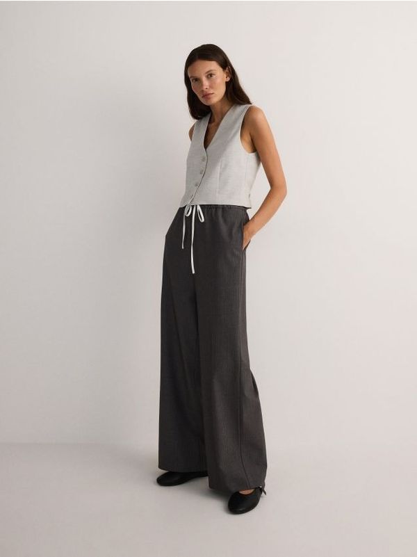 Reserved Reserved - Jogger hlače - srednjesivo