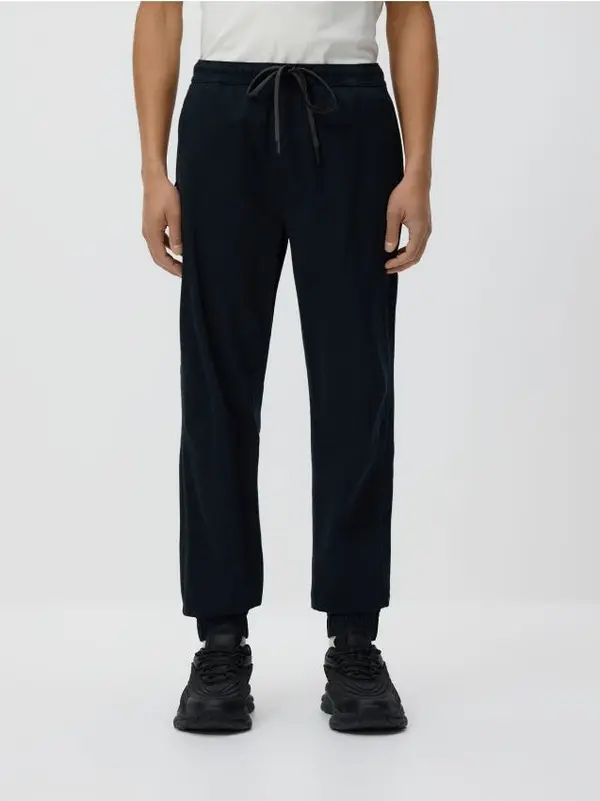 Reserved Reserved - Jogger slim fit hlače - crno