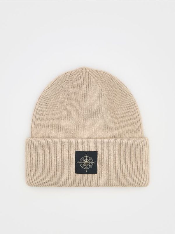 Reserved Reserved - Kapa beanie s našivkom - bež