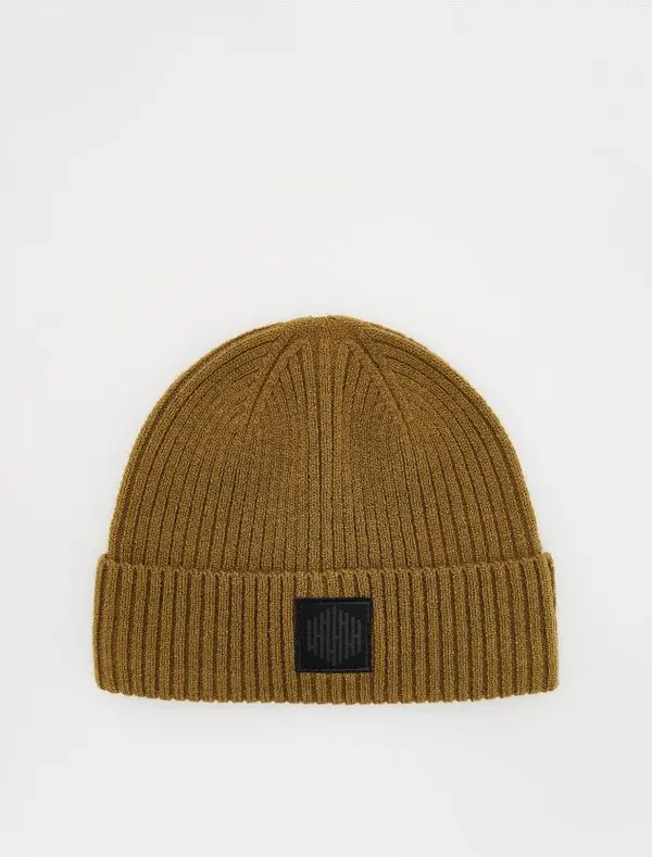Reserved Reserved - Kapa beanie s našivkom - bež