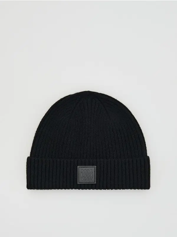 Reserved Reserved - Kapa beanie s našivkom - crno