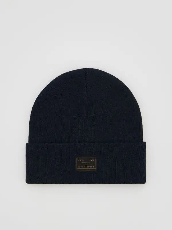 Reserved Reserved - Kapa beanie s našivkom - mornarsko plava