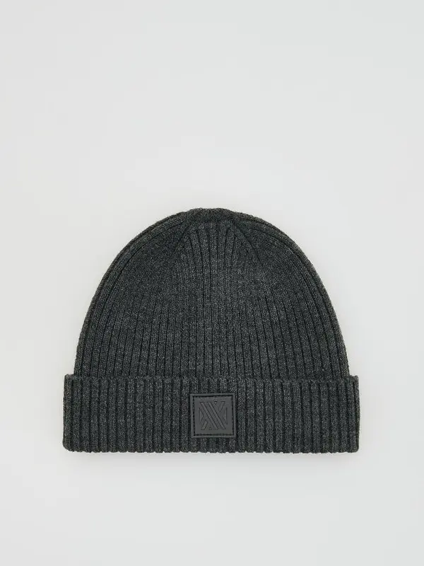 Reserved Reserved - Kapa beanie s našivkom - tamnosivo