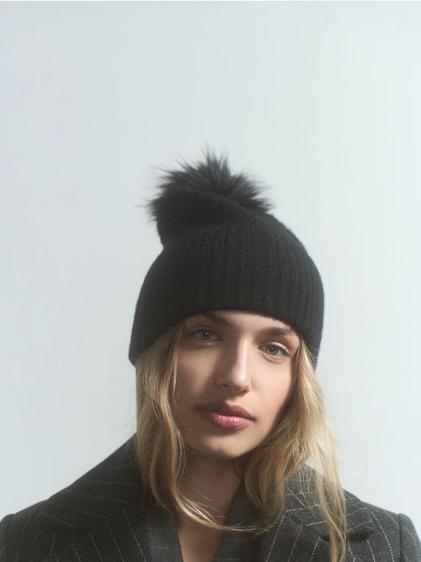 Reserved Reserved - Kapa s pomponom - crno