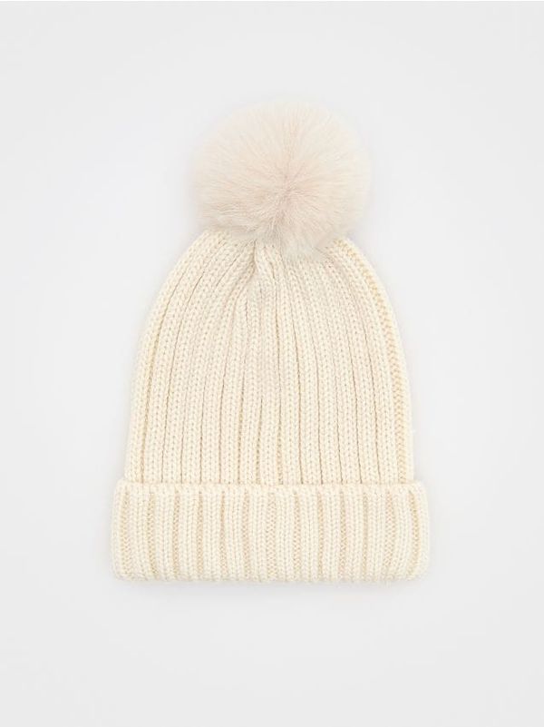 Reserved Reserved - Kapa s pomponom - krem