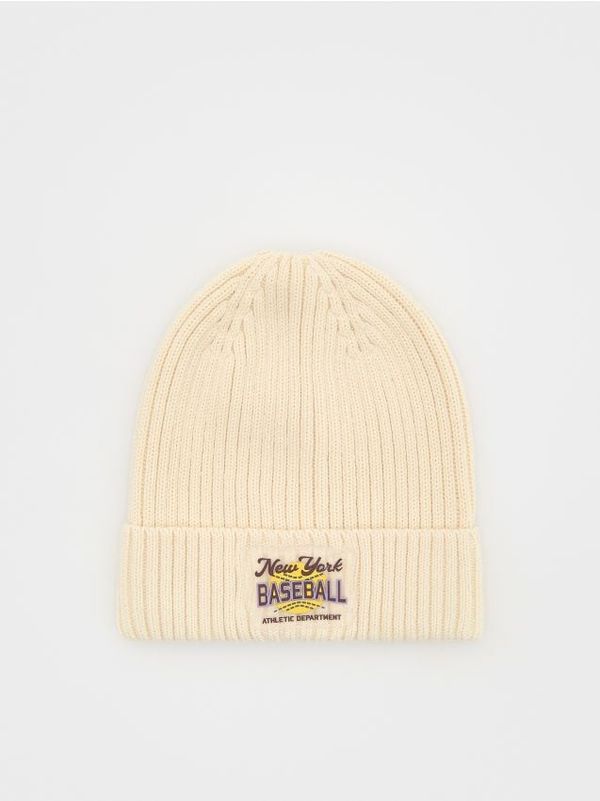 Reserved Reserved - Kapa s visokim udjelom pamuka s našivkom - krem