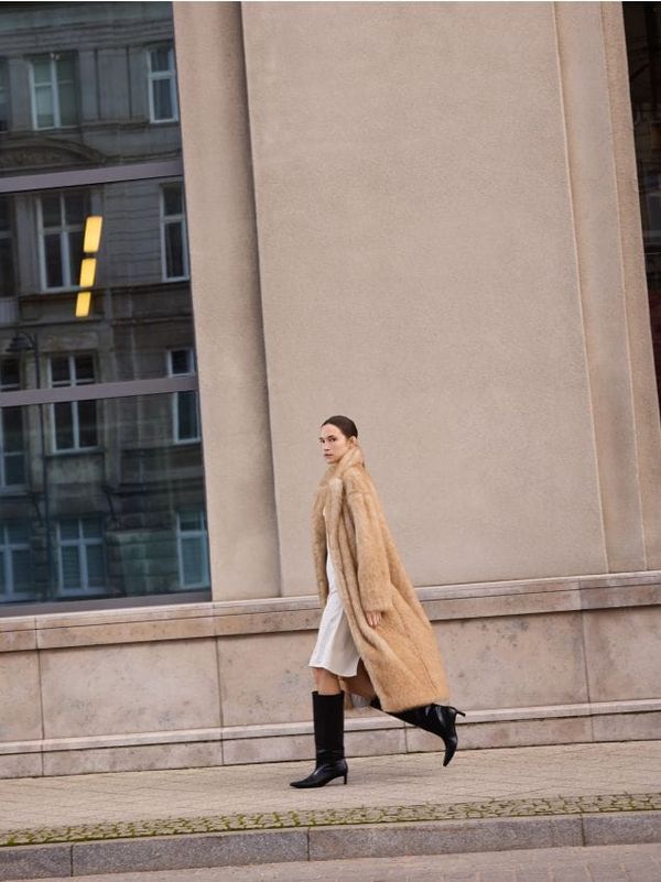 Reserved Reserved - Kaput od umjetnog krzna - boja kože