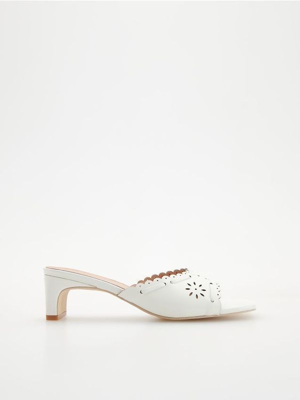 Reserved Reserved - Kožne natikače s potpeticom - bijela