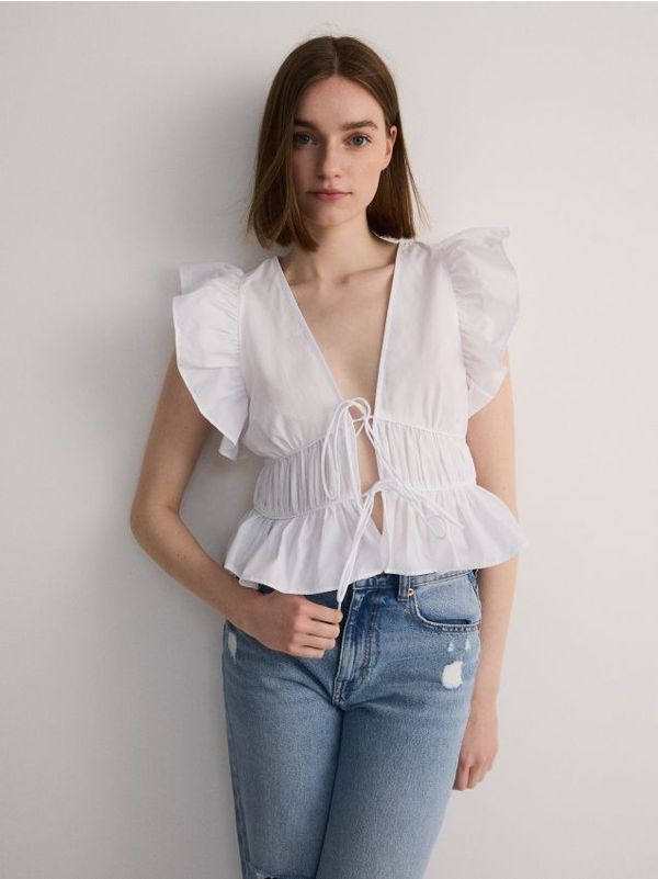 Reserved Reserved - Kratka bluza s volanima - bijela