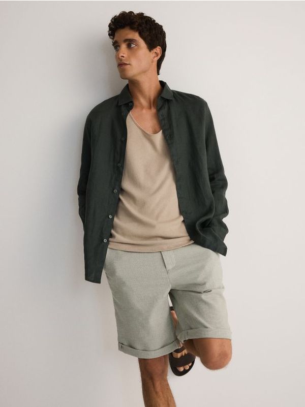 Reserved Reserved - Kratke hlače regular kroja s mješavinom lana - bljedozeleno