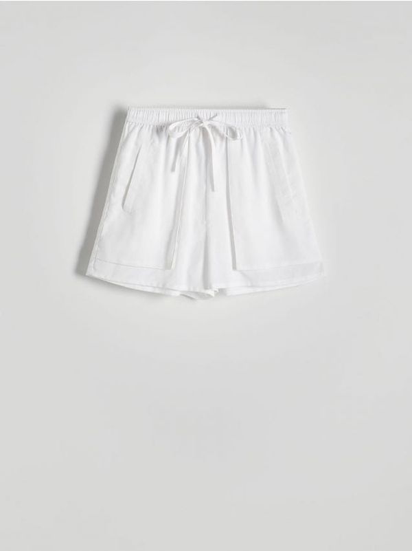 Reserved Reserved - Kratke hlače s liocelom - krem