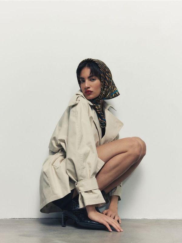 Reserved Reserved - Kratki baloner s dvostrukim kopčanjem i visokim udjelom pamuka - boja kože